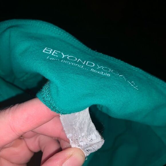 Beyond Yoga Kelly green ruched hem cropped M athletic leggings - Picture 2 of 3